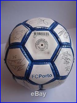 Soccer ball of the F. C. Porto autographed by the players, Mccarthy, Pepe, Helton