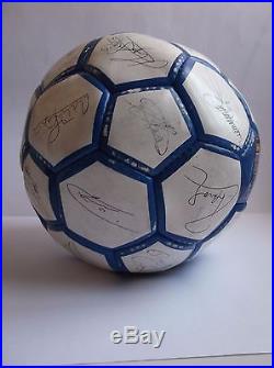 Soccer ball of the F. C. Porto autographed by the players, Mccarthy, Pepe, Helton