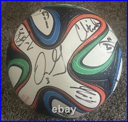 Team Usasignedsoccerballmntdempseyaltidorejonesbradleybeckerman++2014